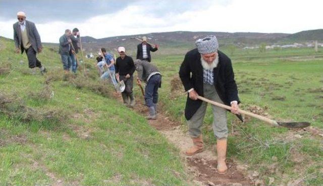 Köylüler, 5 Kilometrelik Su Kanalını Kendileri Açıyor