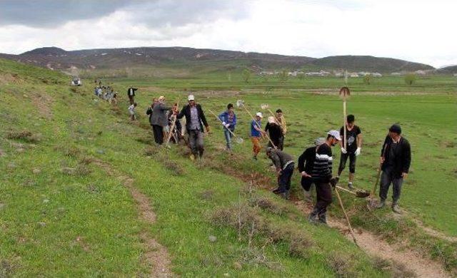 Köylüler, 5 Kilometrelik Su Kanalını Kendileri Açıyor