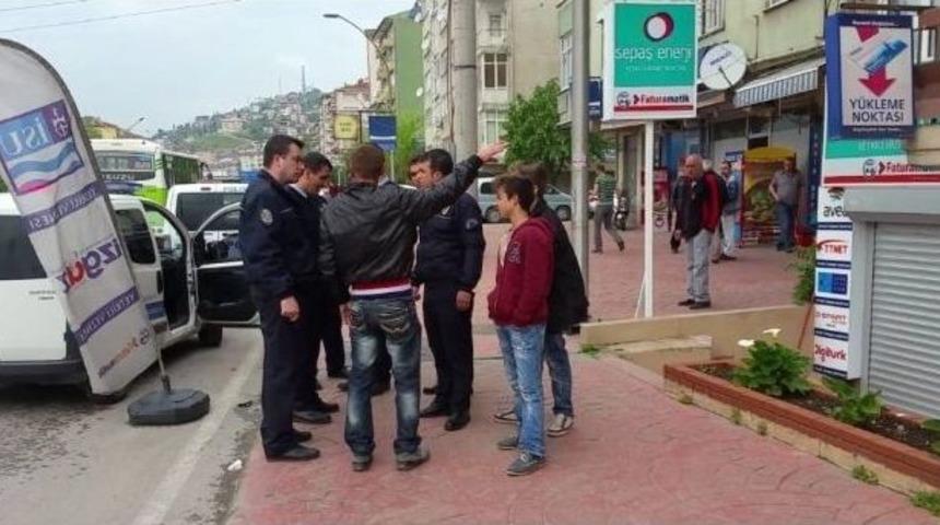 Bileklerini Keserek Fotoğrafını İnternette Paylaştı