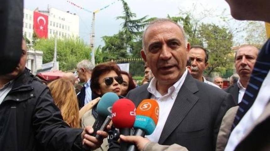 Gazeteciler "basın &Ouml;zg&uuml;rl&uuml;ğ&uuml;" I&ccedil;in Y&uuml;r&uuml;d&uuml;