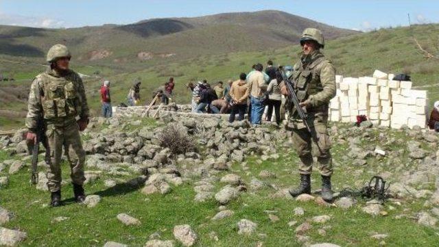 Tunceli'deki Toplu Mezardan Çıkan Mühür Ve Kemikler