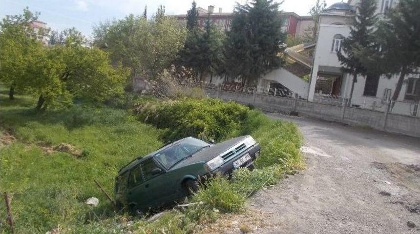 Virajı Alamayan Otomobil Şarampole U&ccedil;tu