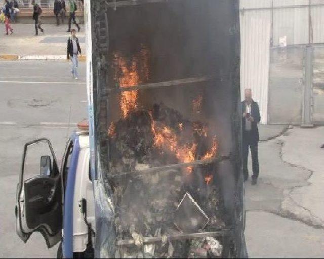 Çöp Kamyonetinin Kasasında Çıkan Yangın Söndürüldü