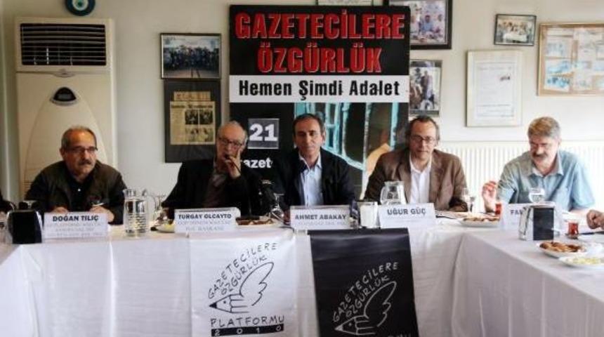 Meslek &Ouml;rg&uuml;tlerinden "gazetecilik I&ccedil;in Ayağa Kalk" &Ccedil;ağrısı