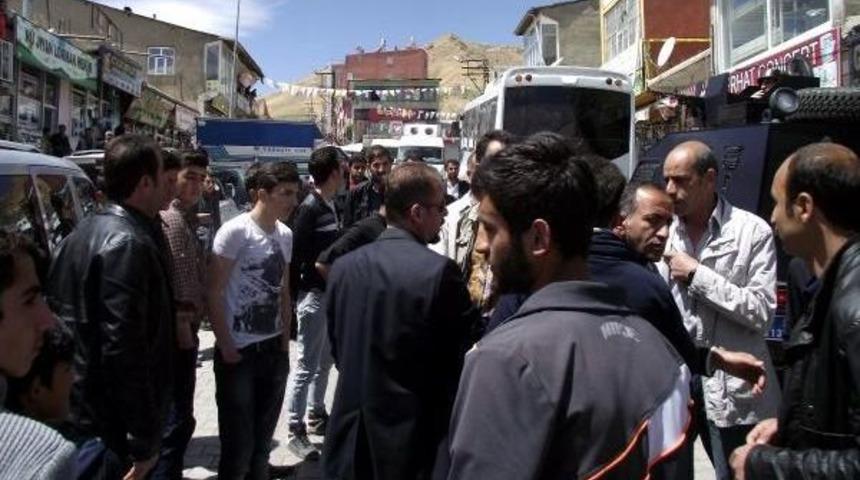 Başkale'de Ak Partililerin Se&ccedil;im &Ccedil;alışması Engellendi, 4 G&ouml;zaltı