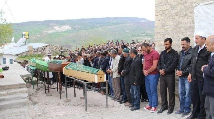 Trafik Kazasında &Ouml;len 4 Kişi &Ccedil;emişgezek&rsquo;te Toprağa Verildi