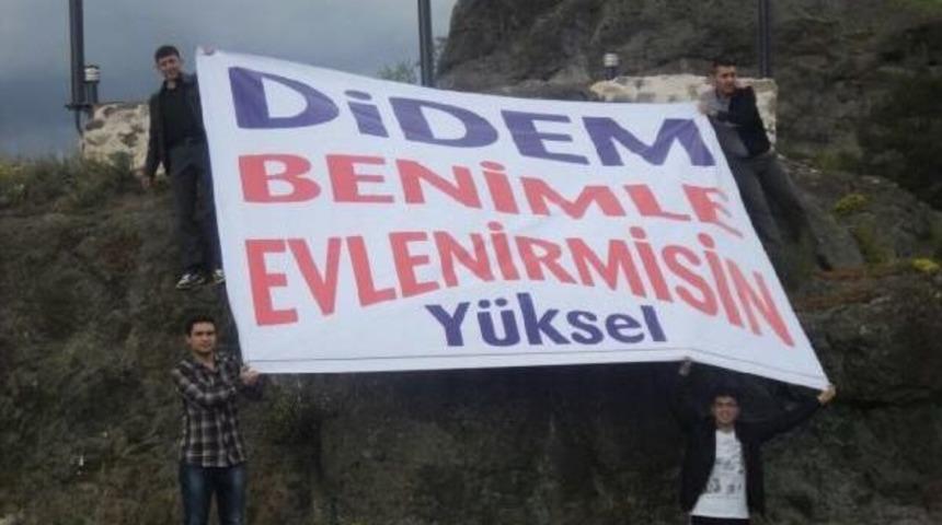 Başhekim, Tarihi Kaleden Pankart A&ccedil;tırıp Evlenme Teklif Etti