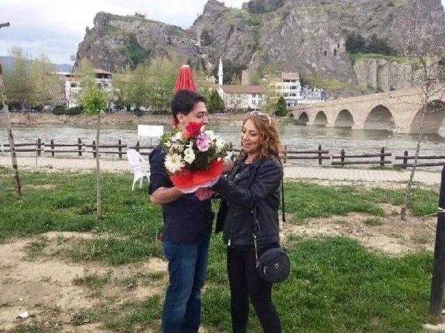 Başhekim, Tarihi Kaleden Pankart A&ccedil;tırıp Evlenme Teklif Etti 1