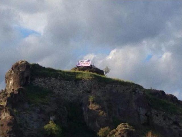 Başhekim, Tarihi Kaleden Pankart A&ccedil;tırıp Evlenme Teklif Etti 2