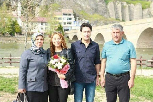 Başhekim, Tarihi Kaleden Pankart A&ccedil;tırıp Evlenme Teklif Etti 3