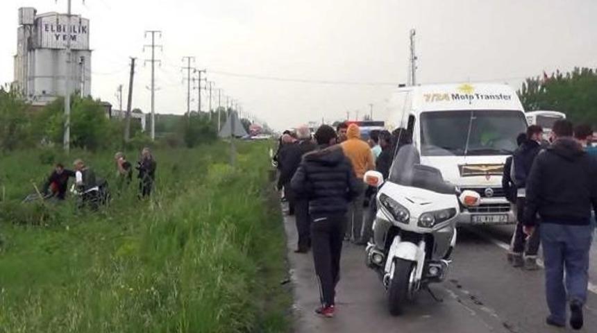 Otomobil, 2 Motosiklete &Ccedil;arpıp Su Kanalına U&ccedil;tu: 2'si Ağır 3 Yaralı