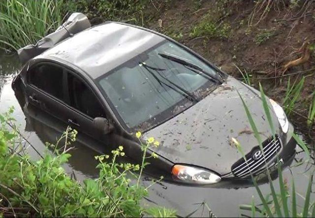 Otomobil, 2 Motosiklete Çarpıp Su Kanalına Uçtu: 2'si Ağır 3 Yaralı