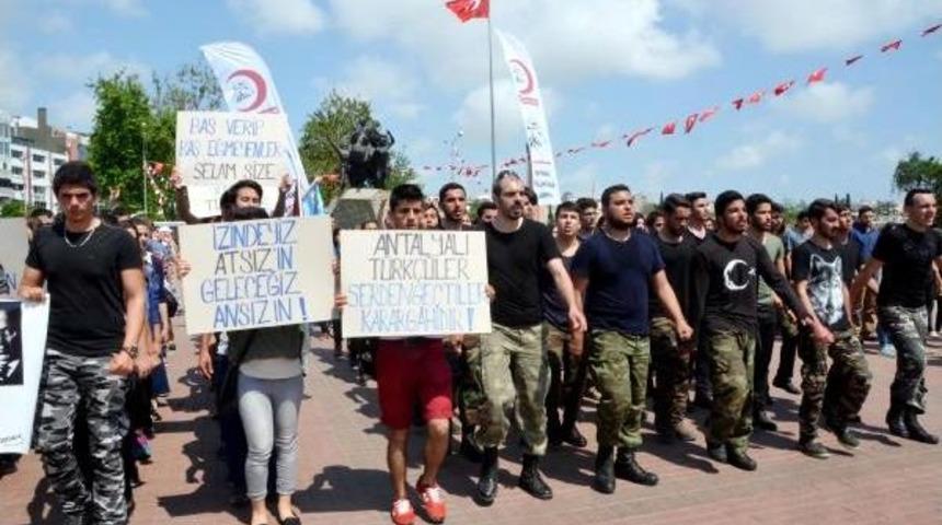 Antalya'da 't&uuml;rk&ccedil;&uuml;ler G&uuml;n&uuml;'nde Askeri Kamuflajla Y&uuml;r&uuml;y&uuml;ş