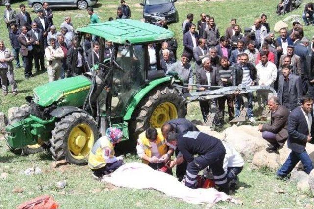 Muradiye'de Traktör Şarampole Devrildi: 2 Ölü, 1 Yaralı