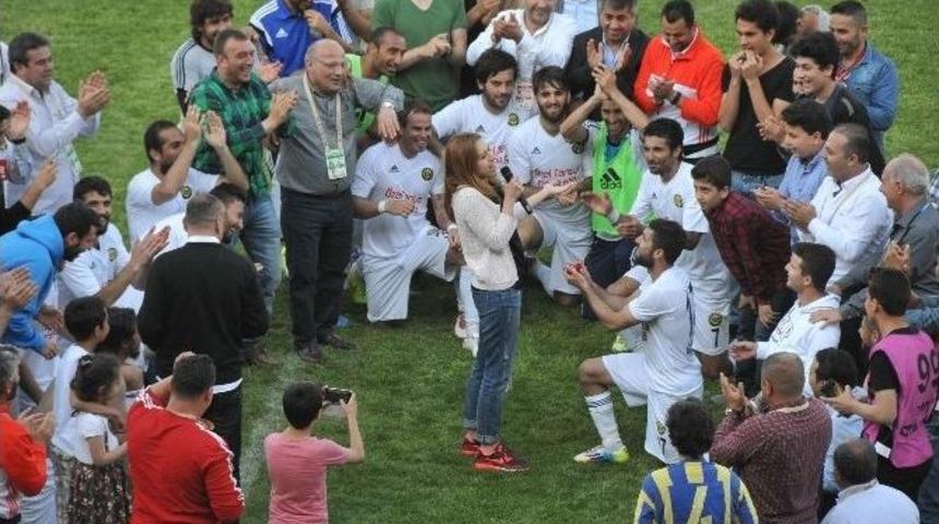 Futbol Sahalarından G&ouml;r&uuml;lmemiş Mutluluk