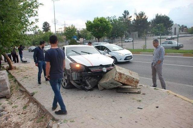 Otomobil Kaldırıma Çıktı: 1 Yaralı