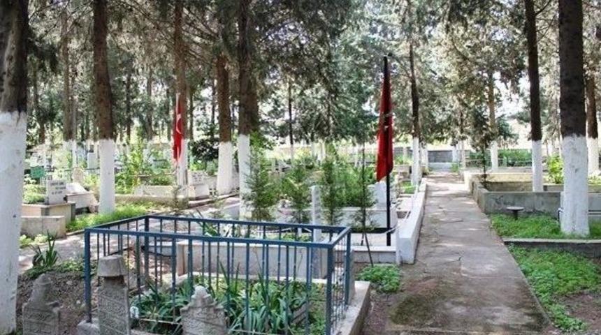 Kuşadası&rsquo;nda Mezarlıkta Yol Tartışması B&uuml;y&uuml;yor