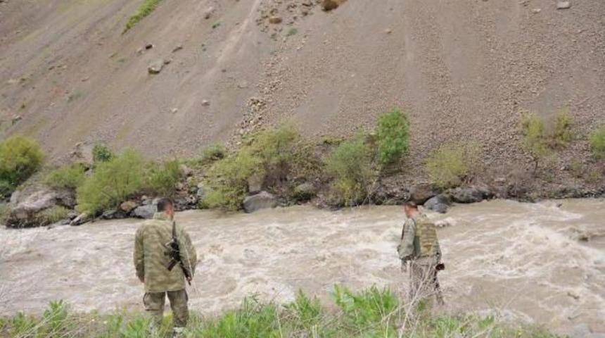 Hakkari'de Ara&ccedil; Zap Suyu'na U&ccedil;tu: 5 Kayıp