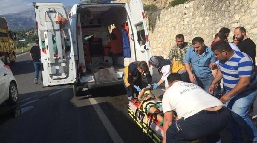 Otomobil Duvara &Ccedil;arptı: &Uuml;&ccedil; Yaralı