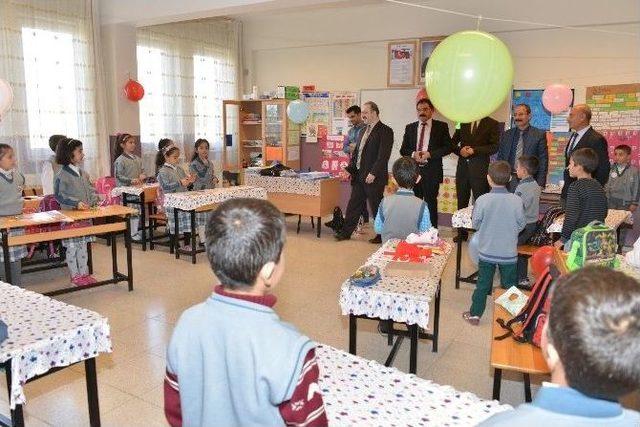 Tuşba Belediyesi’nden Okullara Mini Kütüphane