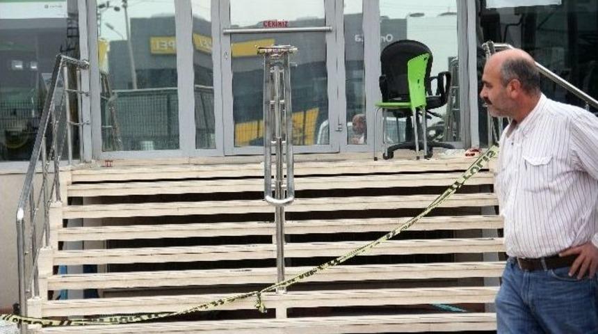 Oturduğu Sandalyeden D&uuml;şerek &Ouml;ld&uuml;