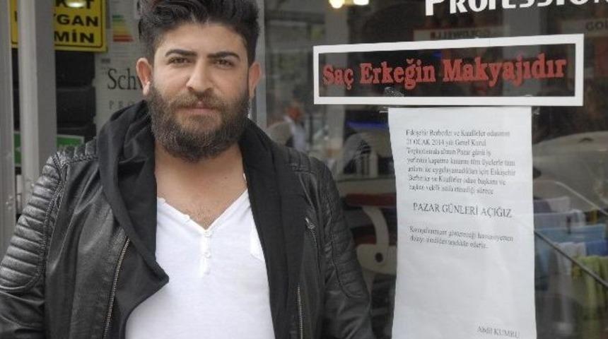 Kuaf&ouml;rden İlgin&ccedil; Protesto