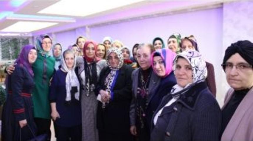 Taşkesenlioğlu Pazar Esnafına Karanfil Dağıttı