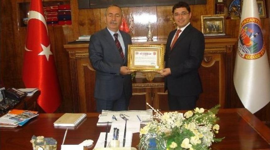 Pazaryolu Kaymakamı Ayhan Terzi&rsquo;ye Fahri Hemşehrilik Beratı...