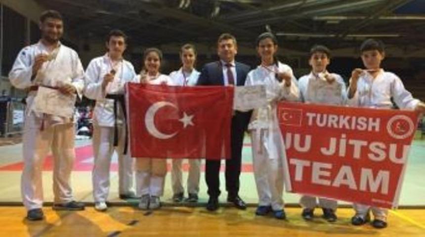 Beydağ&rsquo;dan &Ccedil;ıktı T&uuml;rkiye&rsquo;yi Temsil Etti