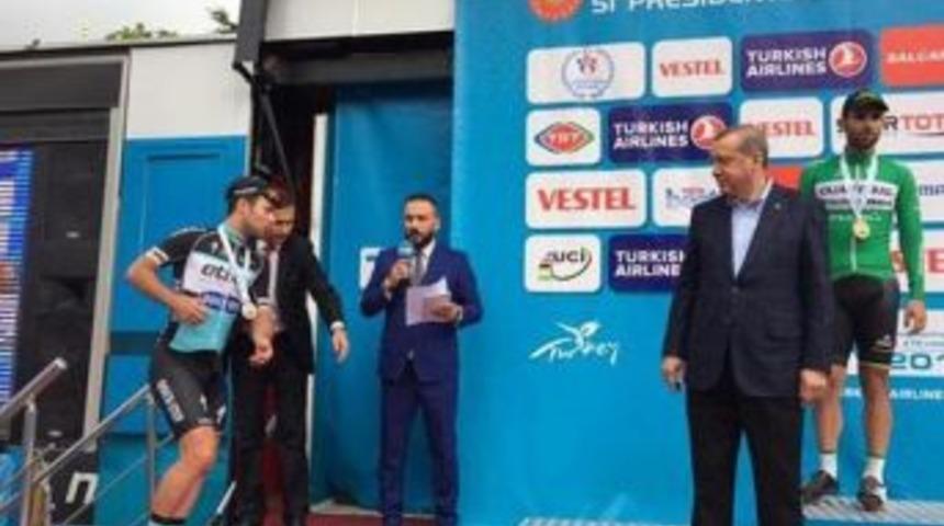 "bored" Cyclist Recalled To The Podium After President&rsquo;S Lengthy Speech