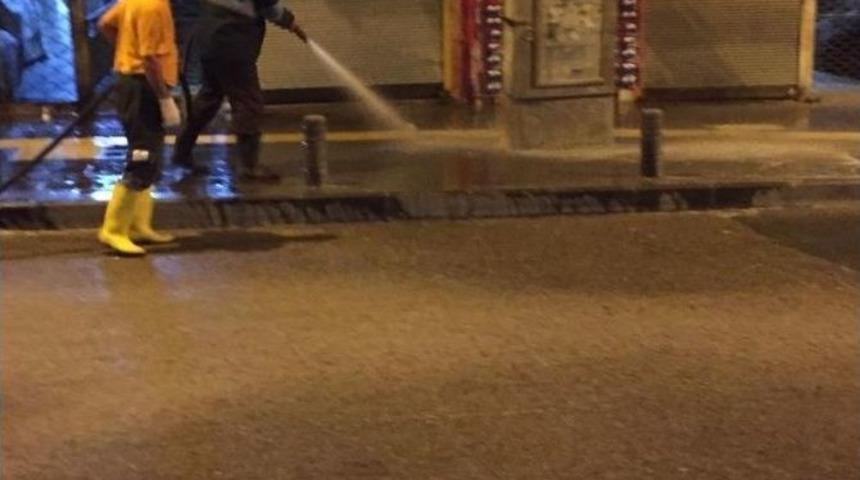 Caddelere Gece Duşu