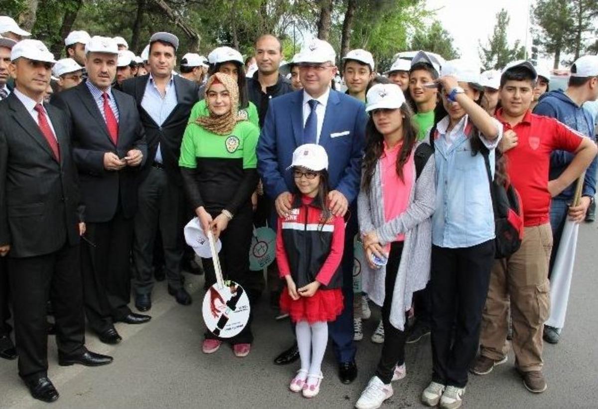 Diyarbakır&rsquo;da Bu Kez Polisler Yol Kapatıp Y&uuml;r&uuml;y&uuml;ş D&uuml;zenledi