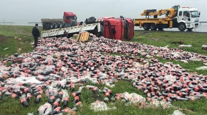 Kola Y&uuml;kl&uuml; Tır Şarampole Yuvarlandı
