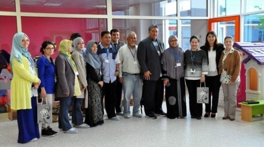 Malezya&rsquo;dan &Ccedil;om&uuml; Kreşe Ziyaret