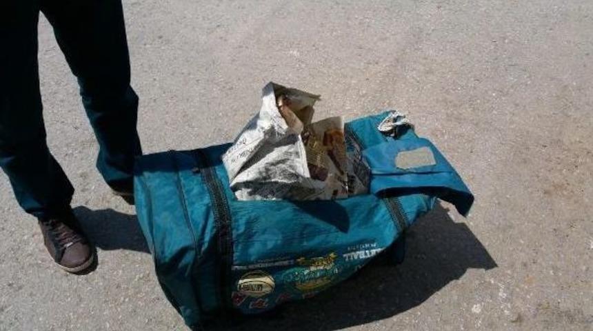 &Ccedil;&ouml;p Konteynerinin Yanına Bırakılan &Ccedil;anta Korku Yarattı