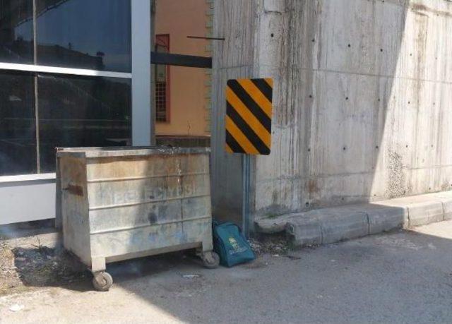 &Ccedil;&ouml;p Konteynerinin Yanına Bırakılan &Ccedil;anta Korku Yarattı 2