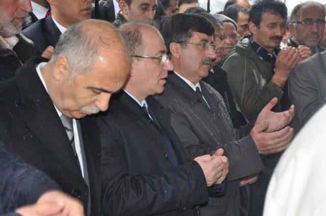 İ&ccedil;işleri Bakanı &Ouml;zt&uuml;rk&rsquo;&Uuml;n Hala Acısı 1