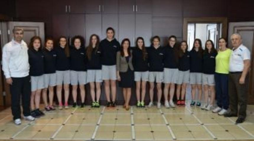 Gen&ccedil; Kızlar Adım Adım Şampiyonluğa İlerliyor