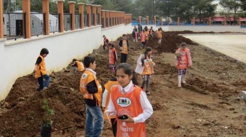 &Ouml;ğrenciler Okul Bah&ccedil;esine Fidan Dikti