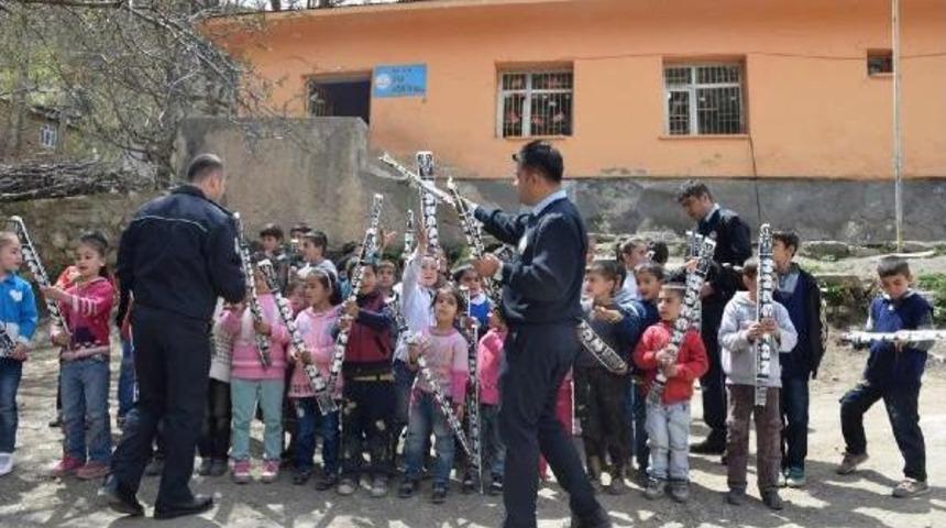 &Ccedil;atak'ta Polisten K&ouml;y &Ccedil;ocuklarına U&ccedil;urtma