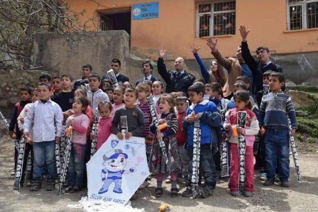 Çatak'ta Polisten Köy Çocuklarına Uçurtma