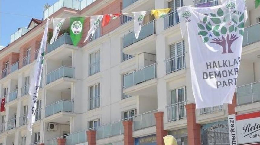Osmaniye&rsquo;de Hdp&rsquo;nin Se&ccedil;im Bayraklarına Saldırı