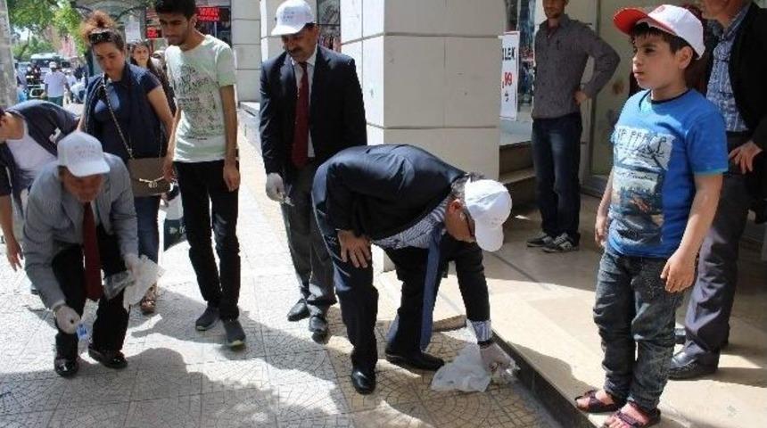 Adıyaman&rsquo;da Yetkililer Ve &Ouml;ğrenciler &Ccedil;&ouml;p Topladı