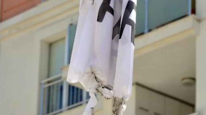 Osmaniye'de Hdp Bayrağı Yakıldı