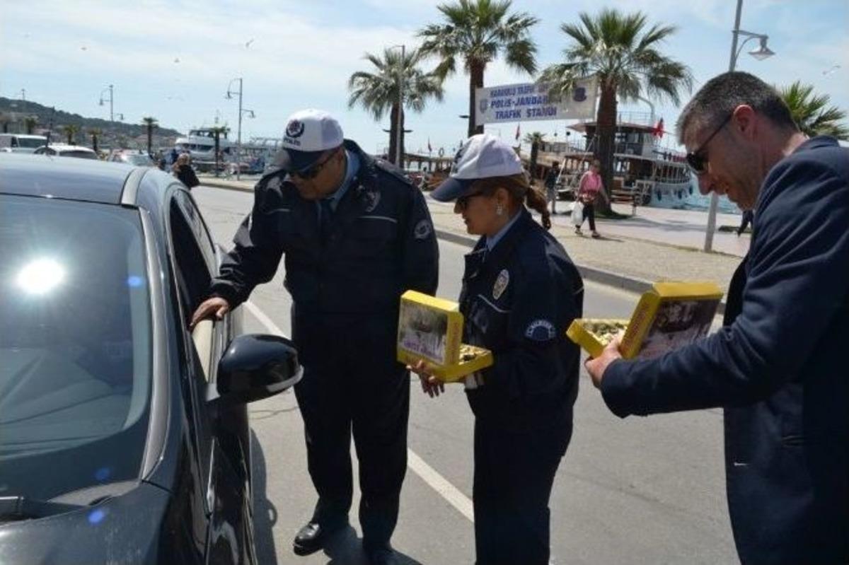 Ayvalık&rsquo;ta Trafik Polisleriyle Şof&ouml;rler Odasından S&uuml;r&uuml;c&uuml;lere &Ccedil;ikolatalı Uyarı