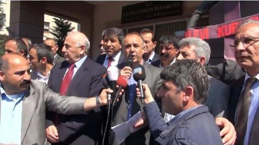 Alevi Dernekleri Maltepe Kaymakamlığı'na Siyah &Ccedil;elenk Bıraktı