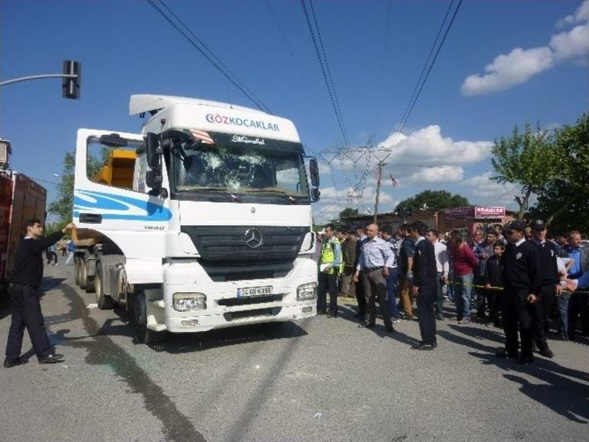 Kırmızı Işıkta Ge&ccedil;en Hafriyat Kamyonu İki Kişiyi Ezdi