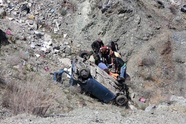 Okula Giden Öğretmenler, Otomobille Uçuruma Yuvarlandı