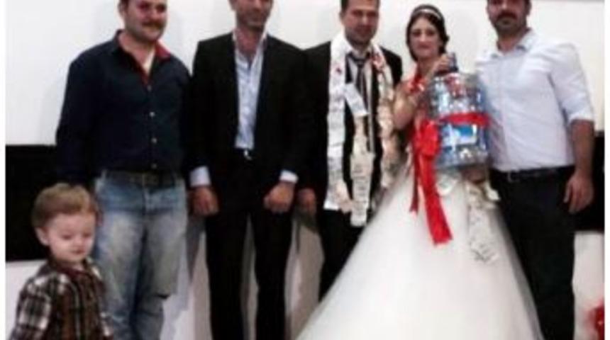 D&uuml;ğ&uuml;nde Takı Yerine &rsquo;damacana&rsquo; Taktı