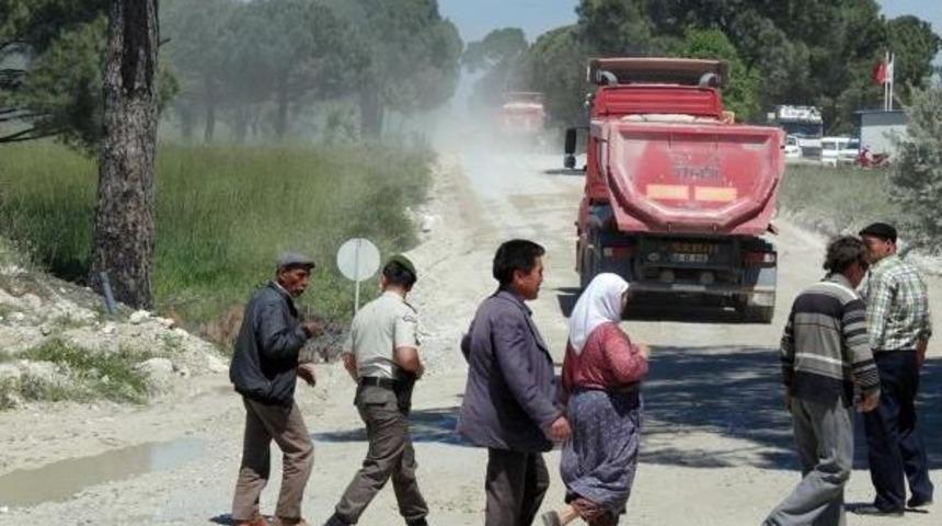 Maden Kamyonlarından Bıkan K&ouml;yl&uuml;ler Yol Kesti